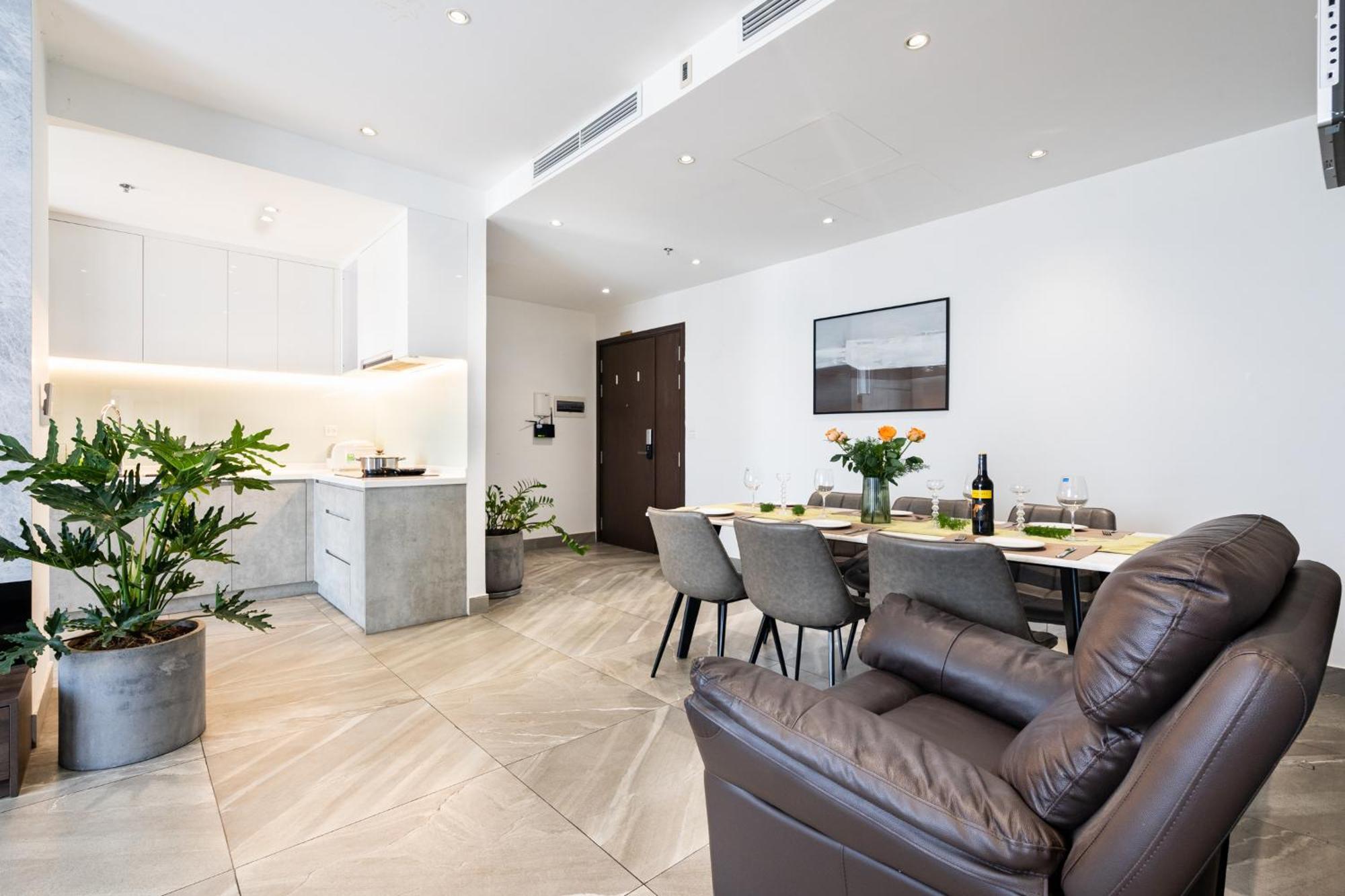 Refined Saigon - Rivergate Aparment - Free Pool, Free Internet Sim For 3 Nights, Free Pick Up For 5 Nights *