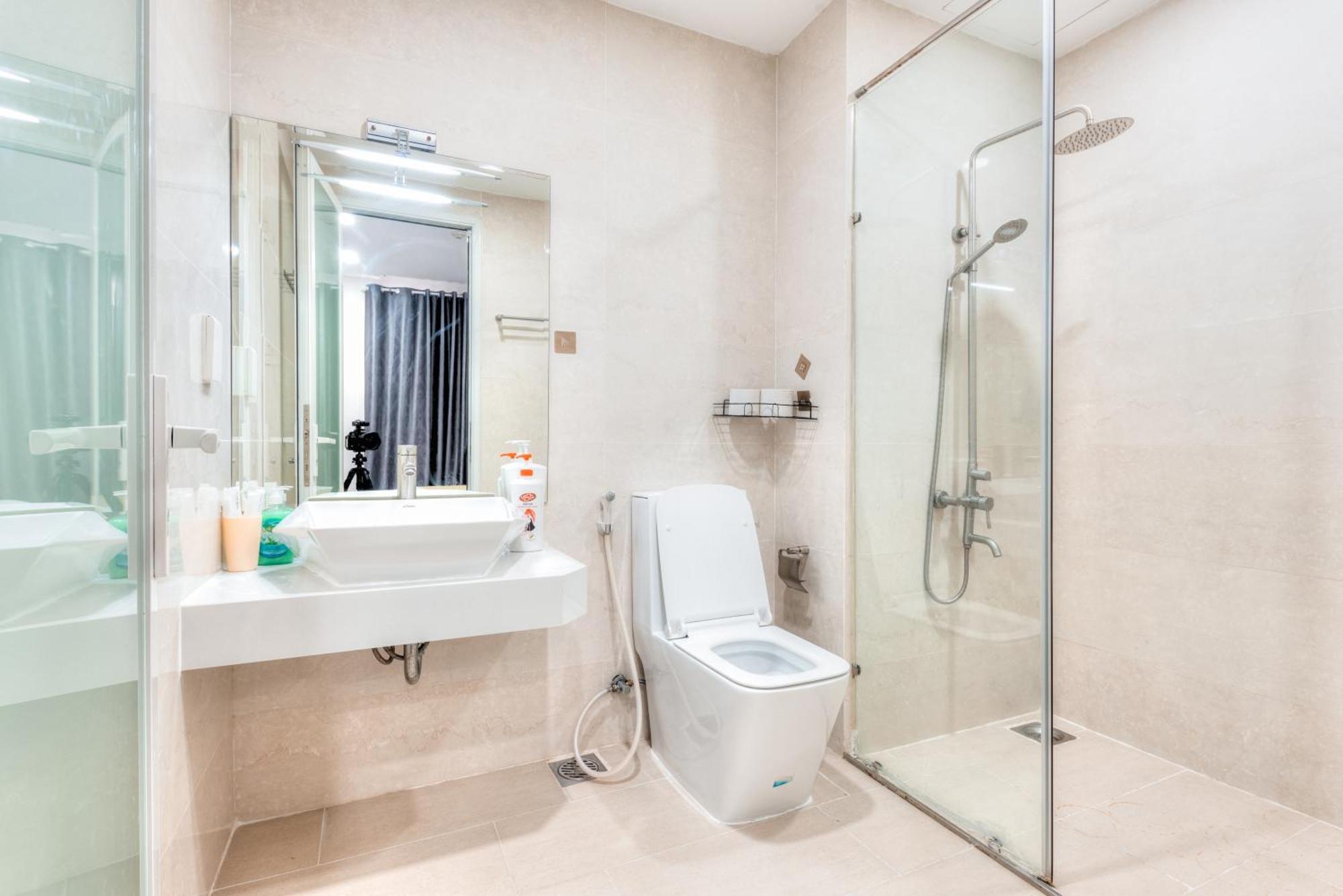 Refined Saigon - Rivergate Aparment - Free Pool, Free Internet Sim For 3 Nights, Free Pick Up For 5 Nights