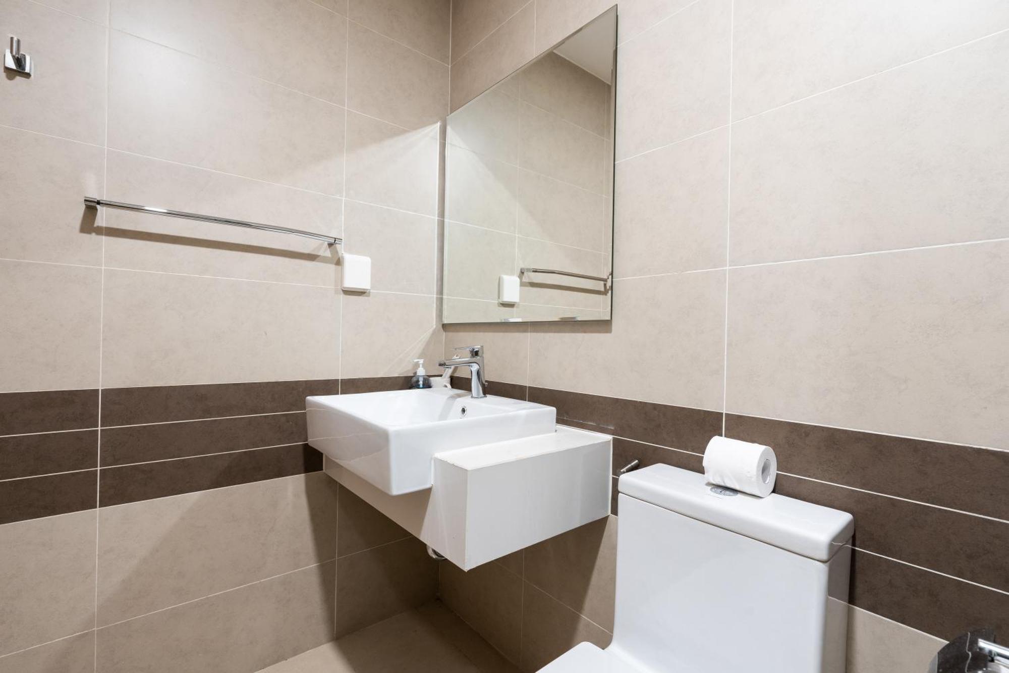 Refined Saigon - Rivergate Aparment - Free Pool, Free Internet Sim For 3 Nights, Free Pick Up For 5 Nights